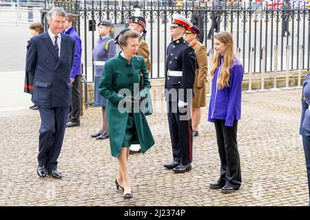 London, Großbritannien, 29. März 2022, Anne, Prinzessin Royal und Vizeadmiral Sir Tim Laurence kommen am 29. März 2022 in der Westminster Abbey in London an, um am Erntedankfest für das Leben seiner Königlichen Hoheit Prinz Philip, Herzog von Edinburgh, teilzunehmen Foto: Albert Nieboer/Niederlande OUT/Point de Vue OUT Stockfoto