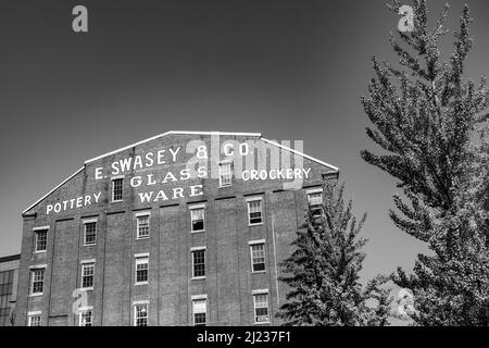 Portland, USA - 15. September 2017: Fassade eines historischen Backsteingebäudes mit Werbung für Swasey Pottery, Glassware und Crockery in Portland, Maine, Stockfoto