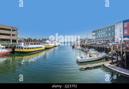 Portland, USA - 15. September 2017: Altes Hafengebiet in Portland mit Motorbooten und alten Hallen aus der Fischereiindustrie. Renoviert für den Tourismus. Stockfoto