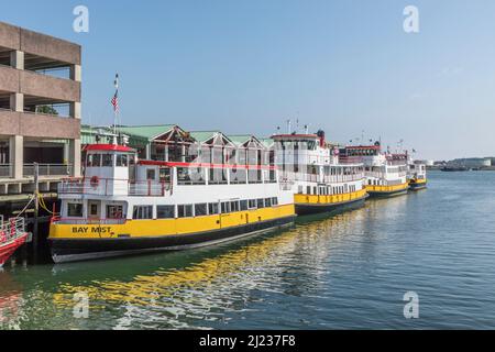 Portland, USA - 15. September 2017: Altes Hafengebiet in Portland mit Motorbooten und alten Hallen aus der Fischereiindustrie. Renoviert für den Tourismus. Stockfoto