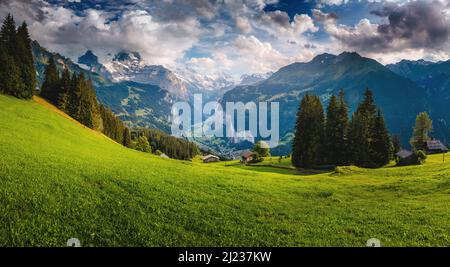 Landschaftlich reizvolle Umgebung in der Nähe des Ortes Wengen. Tolle und wunderschöne Szene. Berühmte Touristenattraktion. Lage Ort Schweizer Alp, Lauterbrunnental, Bern Stockfoto