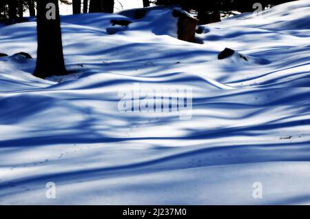 Fotos der schneebedeckten Dolomiten während einer Wintertour und der kleinen Dörfer in den Bergtälern an einem sonnigen, kalten Tag Stockfoto