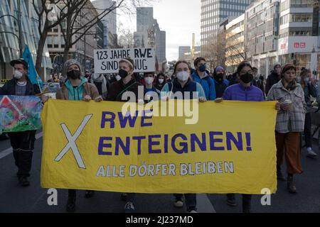 Berlin, Deutschland. 29. März 2022. Demonstranten versammelten sich in Berlin, um gegen die Pläne von RWE zu protestieren, Dörfer in Deutschland zu zerstören und diese Orte für den Kohlebergbau zu nutzen. Das Unternehmen ist weltweit die Nummer zwei im Bereich Offshore-Windenergie und Europas drittgrößte im Bereich erneuerbare Energien. Sie gehört seit langem zu den Top-Zielen von Klimaaktivisten. In Europa betreibt das Energieunternehmen RWE einige der größten Kohlekraftwerke. (Bild: © Michael Kuenne/PRESSCOV über ZUMA Press Wire) Stockfoto