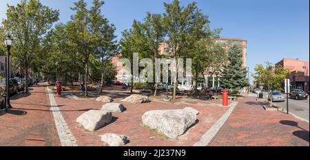 Portland, USA - 15. September 2017: Portland Old Port ist mit Backsteingebäuden aus dem 19th. Jahrhundert gefüllt und ist heute das Handelszentrum der Stadt in Port Stockfoto