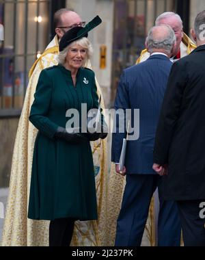 Westminster Abbey, London, Großbritannien. 29. März 2022. Gäste unter den 1800 Anwesenden kommen zum Memorial Service für den Herzog von Edinburgh. Bild: Charles, Prinz von Wales und Camilla Herzogin von Cornwall verlassen Westminster Abbey nach dem Gottesdienst. Kredit: Malcolm Park/Alamy Stockfoto