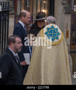 Westminster Abbey, London, Großbritannien. 29. März 2022. Gäste unter den 1800 Anwesenden kommen zum Memorial Service für den Herzog von Edinburgh. Bild: Der Herzog und die Herzogin von Cambridge verlassen die Westminster Abbey nach dem Gottesdienst. Kredit: Malcolm Park/Alamy Stockfoto