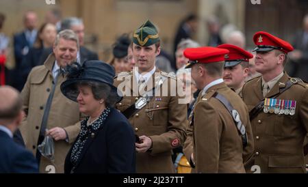 Westminster Abbey, London, Großbritannien. 29. März 2022. Zu den Gästen, die zum Memorial Service für den Herzog von Edinburgh kommen, gehören viele Mitglieder des britischen und ausländischen Militärs. Bild: Königliches Hussarenregiment der Königin. Kredit: Malcolm Park/Alamy Stockfoto