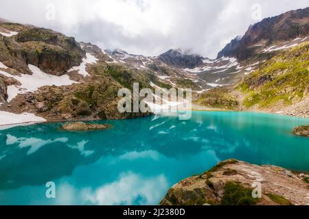Lebendige Hügel im Tageslicht auf dem Lac Blanc (White Lake). Malerische und wunderschöne Szene. Lage Ort Chamonix Resort, Naturschutzgebiet Aiguilles Rouge Stockfoto