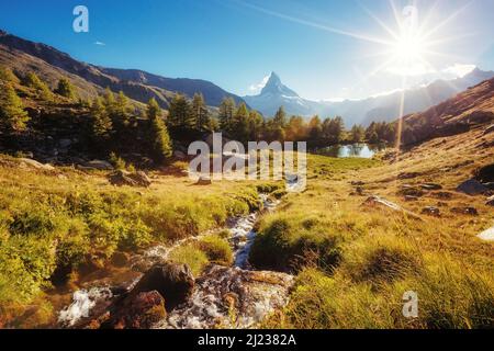 Landschaftlich reizvolle Umgebung mit dem berühmten Matterhorn-Gipfel im Alpental. Dramatische und malerische Szene. Lage Ort Schweizer alpen, Grindjisee, Wallis Region Stockfoto