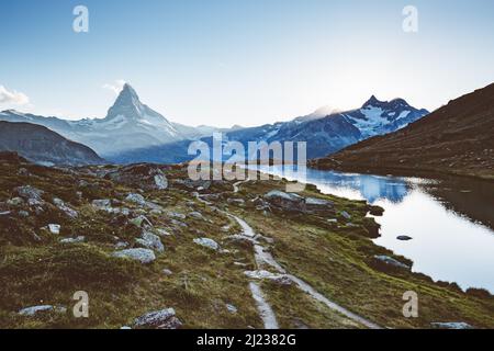 Landschaftlich reizvolle Umgebung mit dem berühmten Matterhorn-Gipfel im Alpental. Beliebte Touristenattraktion. Dramatische und malerische Szene. Lage Ort Schweizer Alp Stockfoto