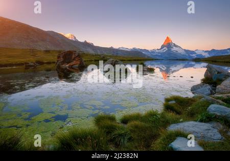 Toller Blick auf den berühmten Gipfel Matterhorn im Alpental. Beliebte Touristenattraktion. Dramatische und malerische Szene. Ort Ort Schweizer alpen, Stel Stockfoto