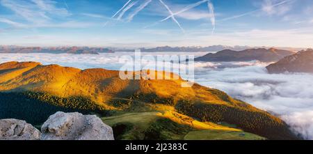 Luftaufnahme des Alpine Valley im Sonnenlicht. Große und wunderschöne morgen Szene. Ort National Park Gardena, Seceda Peak, Geisler oder Odle Dol Stockfoto