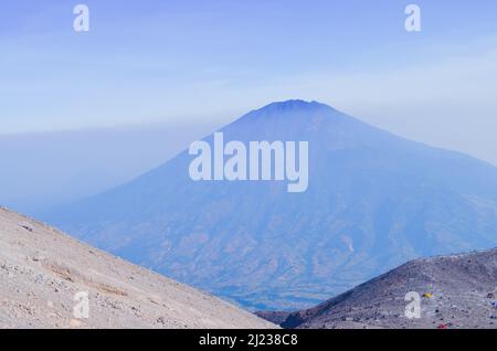Eine schöne Aussicht auf den Mount Merbabu auf der Insel Java, Indonesien Stockfoto