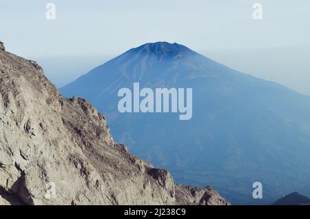 Eine schöne Aussicht auf den Mount Merbabu auf der Insel Java, Indonesien Stockfoto