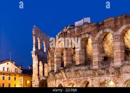 Die Arena von Verona, einst ein römisches Amphitheater, wurde in der Abenddämmerung beleuchtet Stockfoto