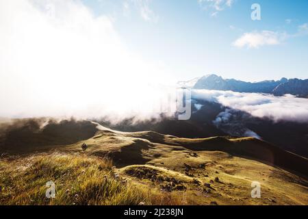 Cremige Nebel der Gletscher der Marmolada im Morgenlicht. Große und schöne Szene. Ort Val di Fassa, Passo Sella, Dolomiten, Südtirol. Stockfoto