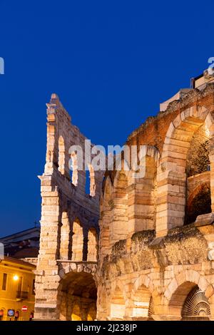 Italien, Verona, die Arena von Verona, einst ein römisches Amphitheater, in der Dämmerung beleuchtet Stockfoto