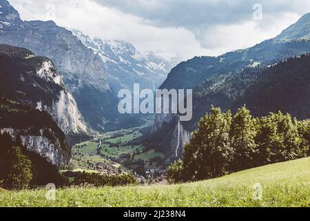 Landschaftlich reizvolle Umgebung in der Nähe des Ortes Wengen. Tolle und wunderschöne Szene. Berühmte Touristenattraktion. Lage Ort Schweizer Alp, Lauterbrunnental, Bern Stockfoto