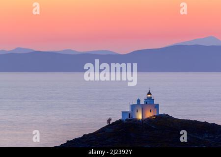 Schöner Sonnenuntergang mit dem Leuchtturm des Dorfes Vourkari, auf der Insel Kea (oder Tzia), auf den Kykladen-Inseln, der Ägäis, GRIECHENLAND, Europa Stockfoto