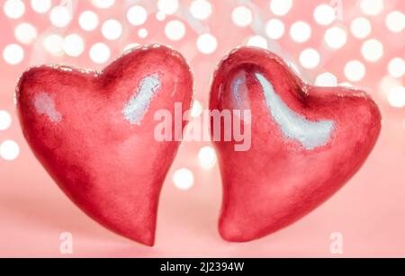 Zwei große rote Herzen auf festlichem Hintergrund. Grußkarte zum Muttertag oder valentinstag Stockfoto