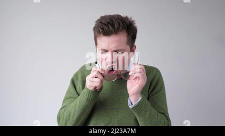 Lustige Mule Millennial Student Wischen Brillen mit seinem Pullover. Ich brauche ein neues Brillenkonzept Stockfoto
