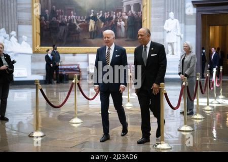 Washington, USA. 29. März 2022. Präsident Joe Biden und Sergeant at Arms des Repräsentantenhauses der Vereinigten Staaten, William Walker, gehen am Dienstag, den 29. März, gemeinsam durch die Rotunde im US-Kapitol in Washington, DC, 2022. Das Weiße Haus veröffentlichte diese Woche den Haushalt des Präsidenten für das kommende Jahr, da Ketanji Brown Jackson, der für das Oberste Gericht nominiert ist, weiterhin Treffen mit Senatoren vor einer Abstimmung des Justizausschusses des Senats nächste Woche führt. (Graeme Sloan/Sipa USA) Quelle: SIPA USA/Alamy Live News Stockfoto