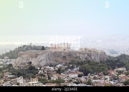 Luftaufnahme von Athen. Akropolis (Parthenon) antiker Tempel, Gebäude und Meer im Hintergrund. Blick vom Lycabettus-Hügel, Athen, Griechenland Stockfoto
