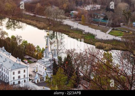 SWJATOGORSK, UKRAINE - 30. OKTOBER 2021: Dies ist der Eingang zum Gebiet des Swjatogorsk Lavra und ein Park am Ufer der Sewerski Donez Stockfoto