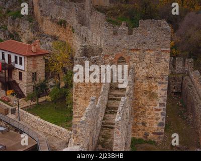 Alanya, türkei, Winterspaziergang am mittelmeer. Teil der Festungsmauer der alten Burg von Alanya Stockfoto