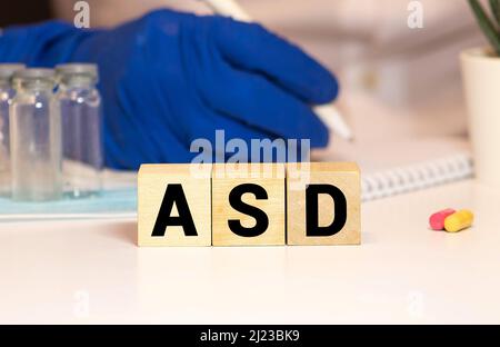 Holzblöcke mit dem Wort ASD - Autismus Spektrum Störung. Neurologische und Entwicklungsstörung. Stockfoto