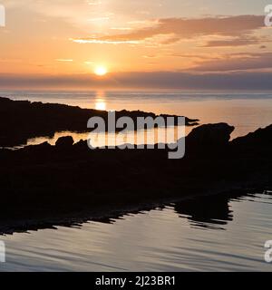 Sonnenaufgang am Bull Bay (Port Llechog) Blick Richtung Norden auf das Meer an Nordküste Isle of Anglesey, North Wales UK, Sommer Stockfoto