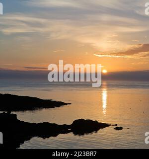 Sonnenaufgang am Bull Bay (Port Llechog) Blick Richtung Norden auf das Meer an Nordküste Isle of Anglesey, North Wales UK, Sommer Stockfoto