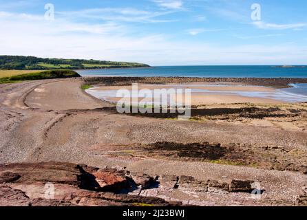 Traeth Lligwy Strand an der Ostküste in der Nähe von Dulas auf der Isle of Anglesey, North Wales, Großbritannien, Sommer Stockfoto