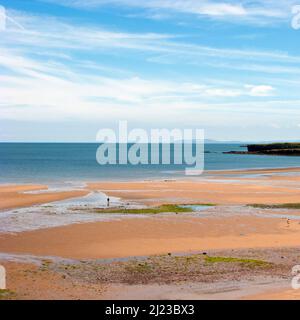 Traeth Lligwy Strand an der Ostküste in der Nähe von Dulas auf der Isle of Anglesey, North Wales, Großbritannien, Sommer Stockfoto