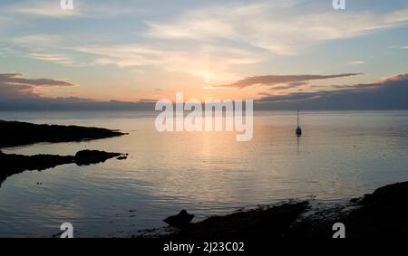 Sonnenaufgang am Bull Bay (Port Llechog) Blick Richtung Norden auf das Meer an Nordküste Isle of Anglesey, North Wales UK, Sommer Stockfoto