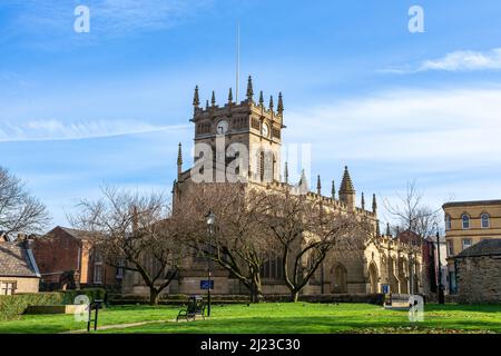 All Saints' Church, auch bekannt als Wigan Parish Church, mit blauem Himmel dahinter. Ursprünglich erbaut im 13.. Jahrhundert mit Ergänzungen in den 16. und 17t Stockfoto