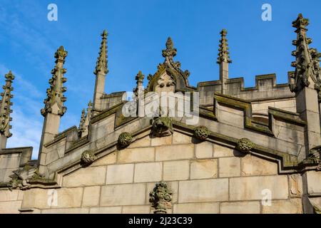 All Saints' Church, auch bekannt als Wigan Parish Church, mit blauem Himmel dahinter. Ursprünglich erbaut im 13.. Jahrhundert mit Ergänzungen in den 16. und 17t Stockfoto