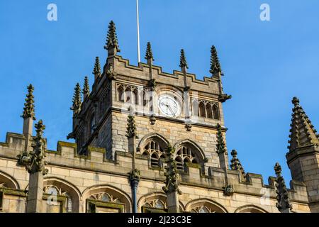 All Saints' Church, auch bekannt als Wigan Parish Church, mit blauem Himmel dahinter. Ursprünglich erbaut im 13.. Jahrhundert mit Ergänzungen in den 16. und 17t Stockfoto