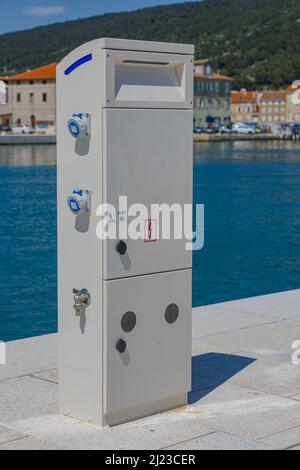 Tankstelle am neuen Hafen Breakwater Cres Croatia Stockfoto