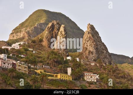 Roques de San Pedro (Zwillingsgestein von Hermigua), eine ikonische Felsformation in La Hermigua im Nordosten von La Gomera Kanarische Inseln Spanien. Stockfoto