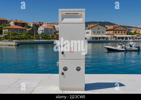 Tankstelle am neuen Hafen Breakwater Cres Croatia Stockfoto