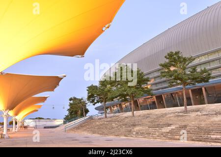 Altice Arena modernes Gebäude außen und Gehweg mit Zugmembranstrukturen beleuchtet in der Dämmerung, Parque das Nacoes Bezirk von Lissabon Portugal. Stockfoto