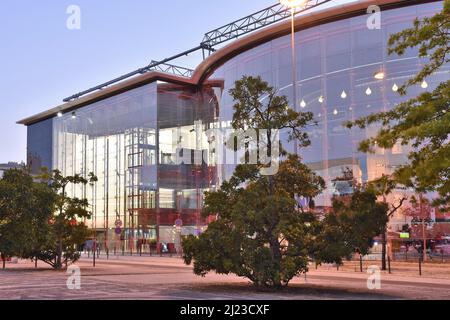 Casino de Lisboa, modernes Glasgebäude in der Abenddämmerung, im Parque das Nacoes-Viertel von Lissabon, Portugal. Stockfoto