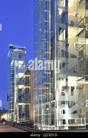 Museo Nacional Centro de Arte Reina Sofía, Reina Sofia Museumsgebäude mit Glasaufzügen, die in der Abenddämmerung in Madrid Spanien beleuchtet werden. Stockfoto