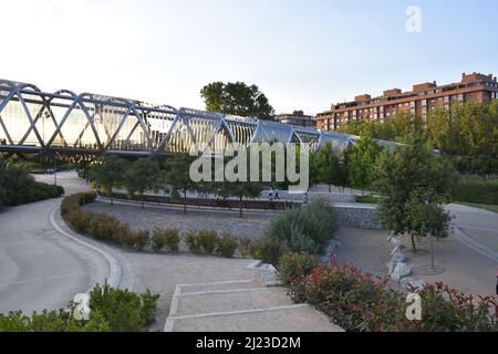 Moderne Puente de Arganzuela Steg Stahlkonstruktion, entworfen vom französischen Architekten Dominique Perrault in Madrid Spanien. Stockfoto