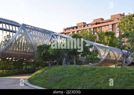 Moderne Puente de Arganzuela Steg Stahlkonstruktion, entworfen vom französischen Architekten Dominique Perrault in Madrid Spanien. Stockfoto