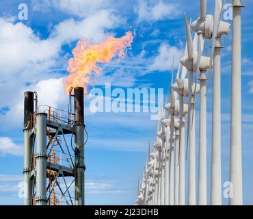 Flare-Stapel/Schornstein für Raffinerie/petrochemisches Gas. Steigende Energiepreise, Lebenshaltungskosten, globale Erwärmung, Grün, erneuerbare Energien... Konzept Stockfoto