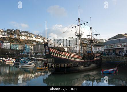 Eine Nachbildung des Schiffes „Golden Hind“ von Sir Francis Drake, das im Hafen von Brixham, Devon, vertäut ist Stockfoto