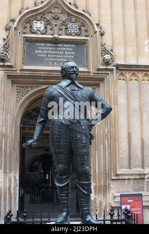 Bronzestatue von William Herbert, 3. Earl of Pembroke (1580–1630) vor dem Haupteingang der Old Bodleian Library, Oxford Stockfoto