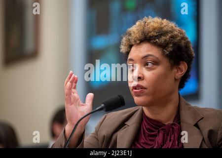 Washington, USA. 29. März 2022. Shalanda Young, Leiterin des Verwaltungsbüros und des Budgets, beantwortet Fragen während der Anhörung des Haushaltsausschusses des Repräsentantenhauses „Haushalt des Präsidenten für das Geschäftsjahr 2023“ am Dienstag, den 29. März 2022, im Bürogebäude des Canon Hauses in Washington, DC. (Foto von Rod Lampey/Pool/Sipa USA) Quelle: SIPA USA/Alamy Live News Stockfoto